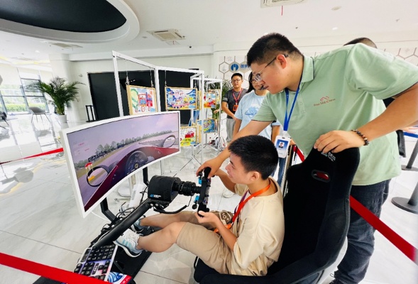 大学生方程式模拟器试驾